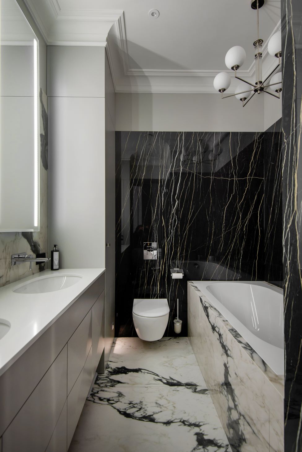 Klasisks dzīvoklis Rīgas centrā - tualete un vanna ar marmora izklājumu un flīzēm