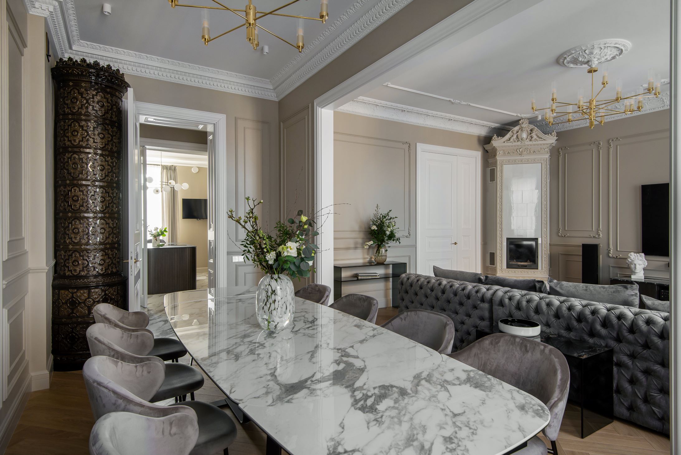 Klasisks dzīvoklis Rīgas centrā - dzīvojama isataba ar lielu marmora galdu