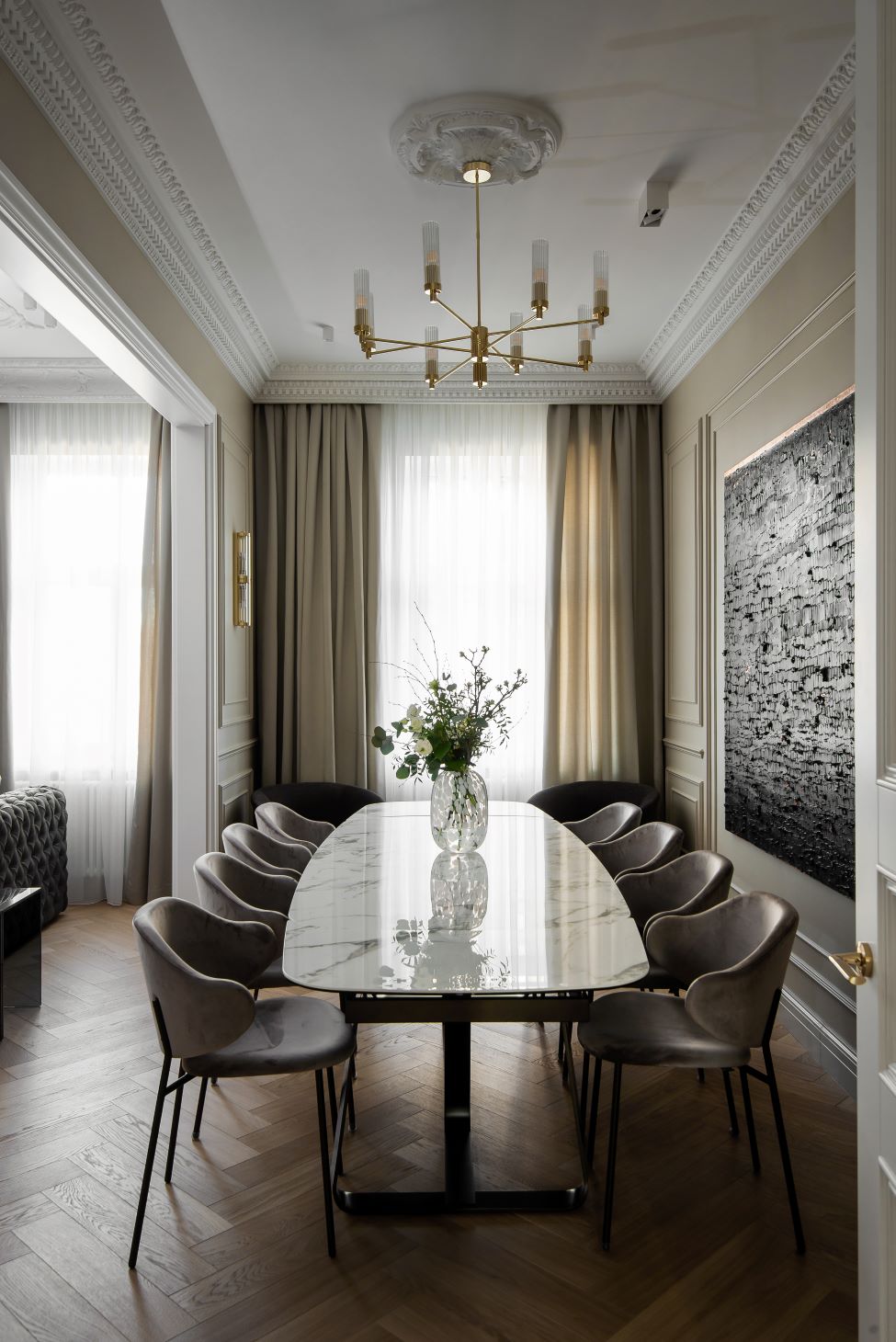 Klasisks dzīvoklis Rīgas centrā - liels marmora galds