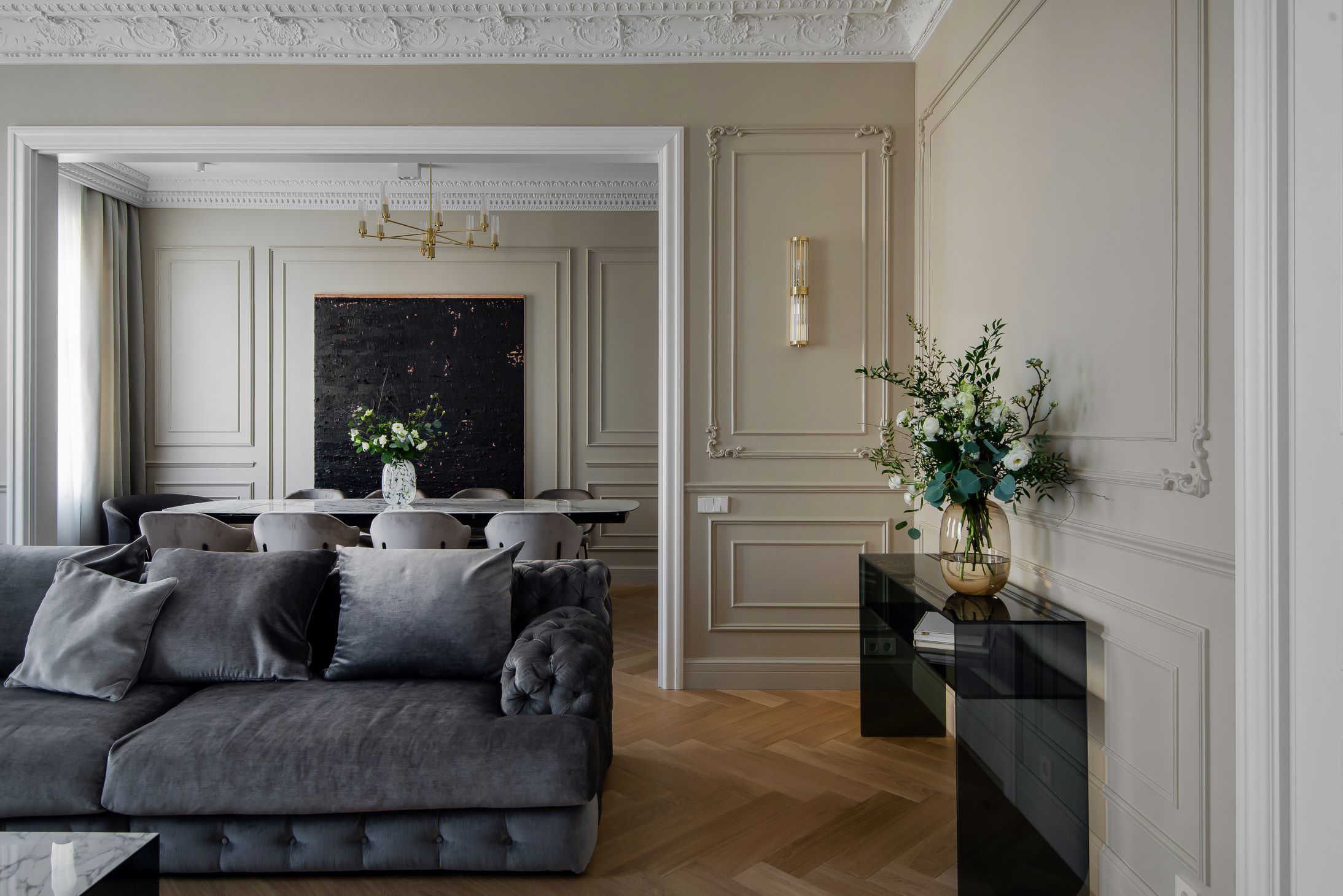 Klasisks dzīvoklis Rīgas centrā - dzīvojamā istaba ar pelēku dīvānu