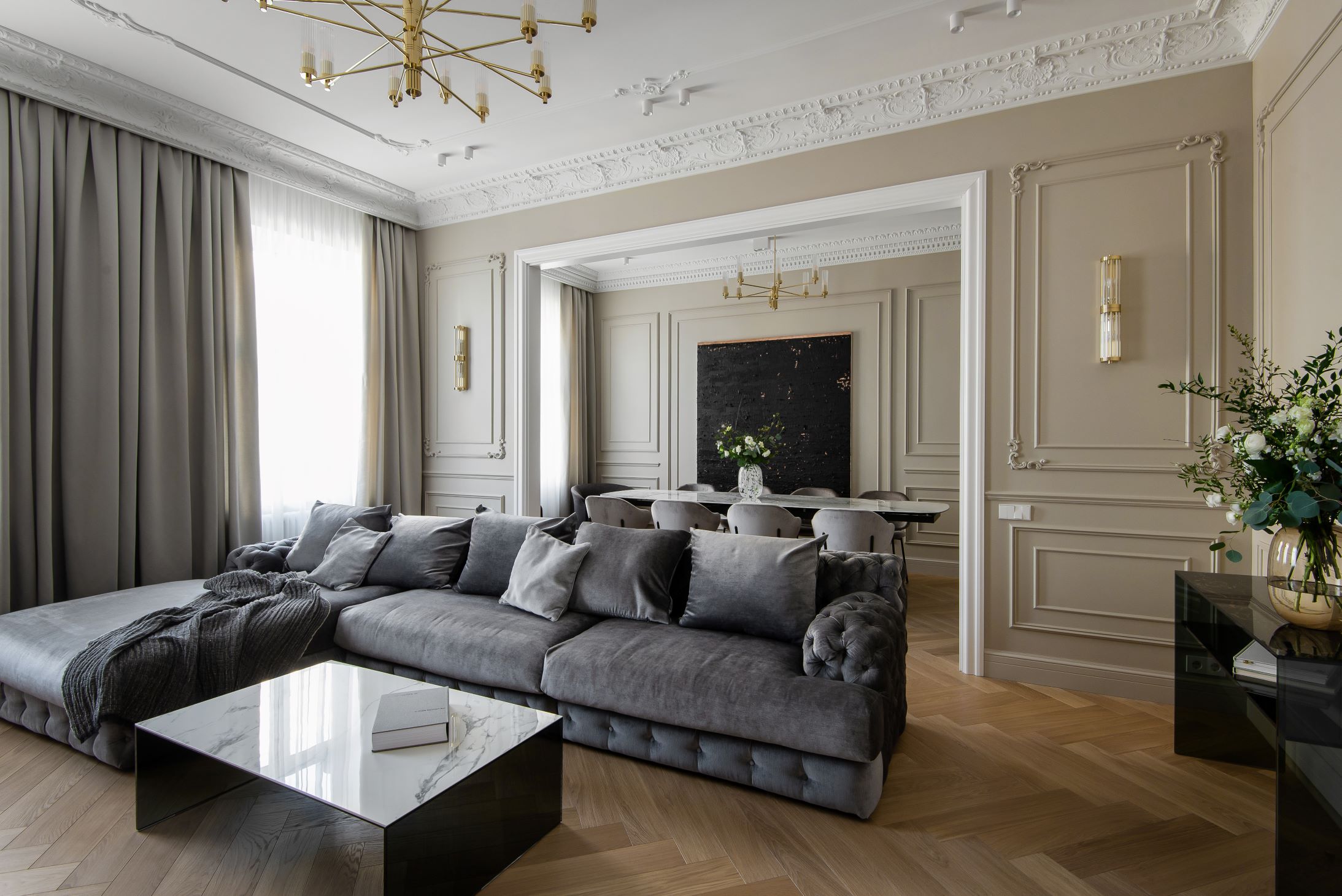 Klasisks dzīvoklis Rīgas centrā - dzīvojamā istaba ar pelēku dīvānu