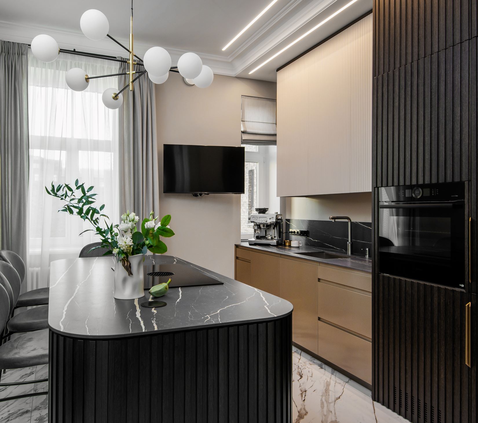 Klasisks dzīvoklis Rīgas centrā - virtuve ar dizaina elementiem