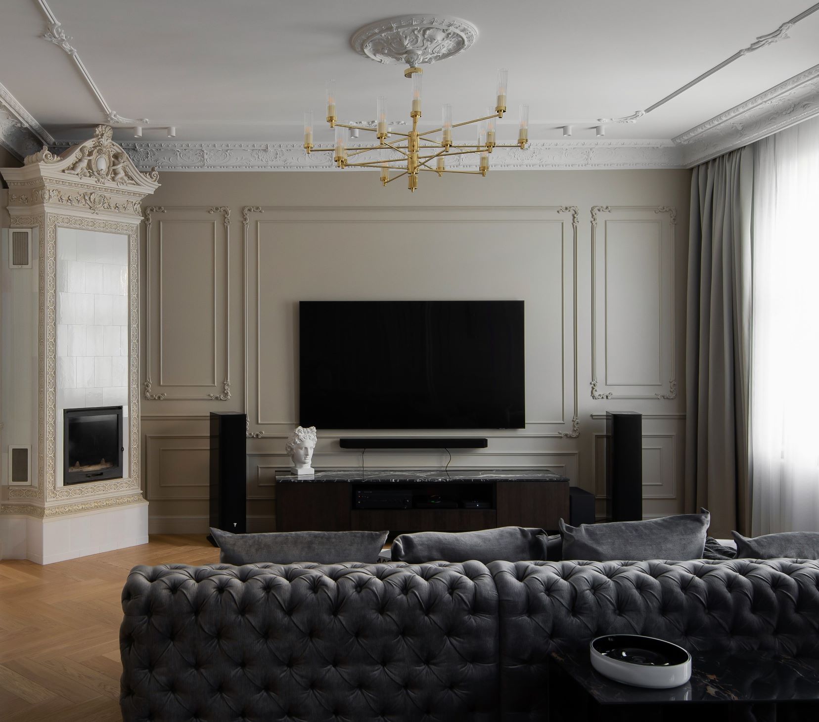 Klasisks dzīvoklis Rīgas centrā - klasiska dzīvojamā istaba ar televizoru